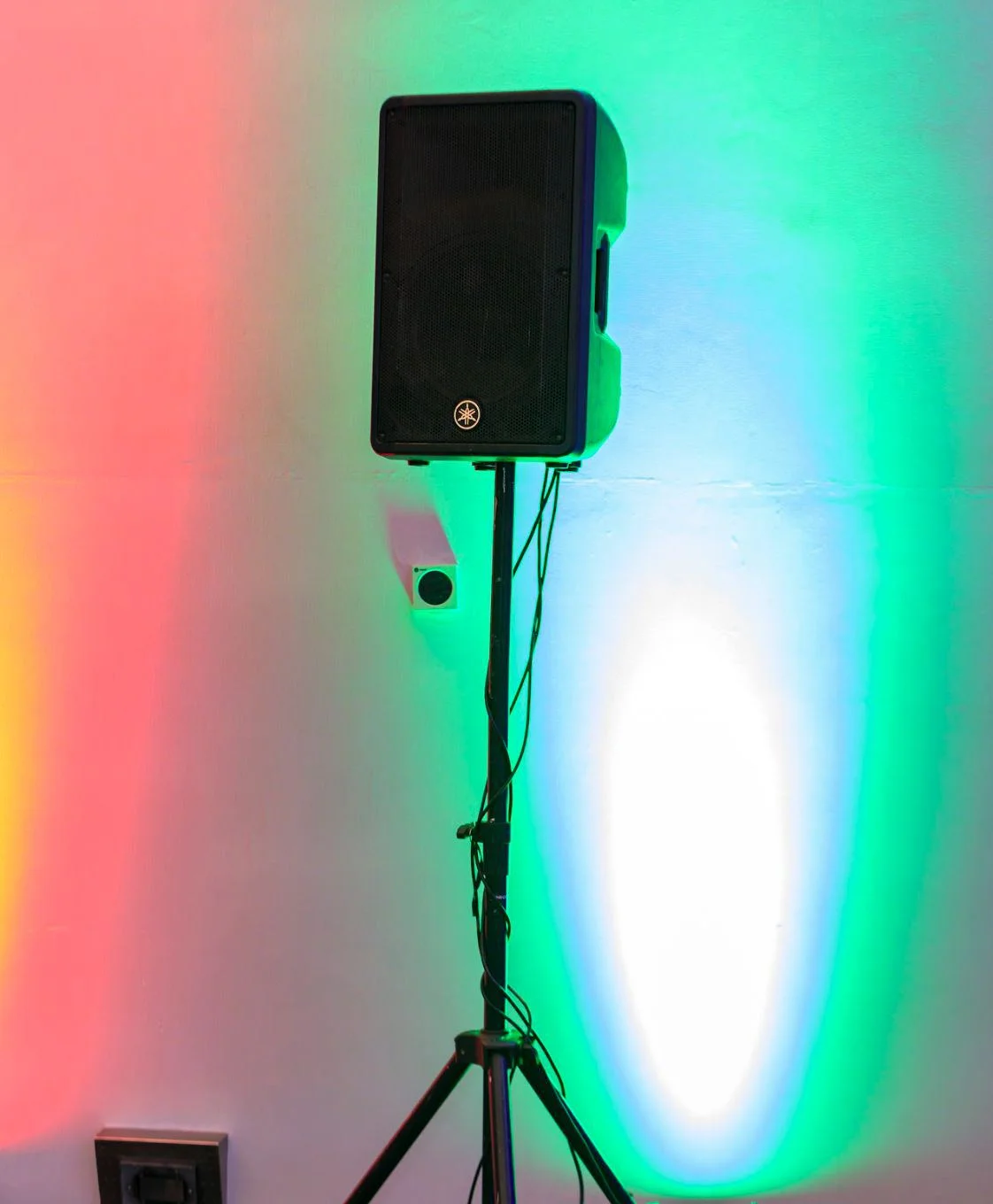 Speaker system with coloured stage lighting